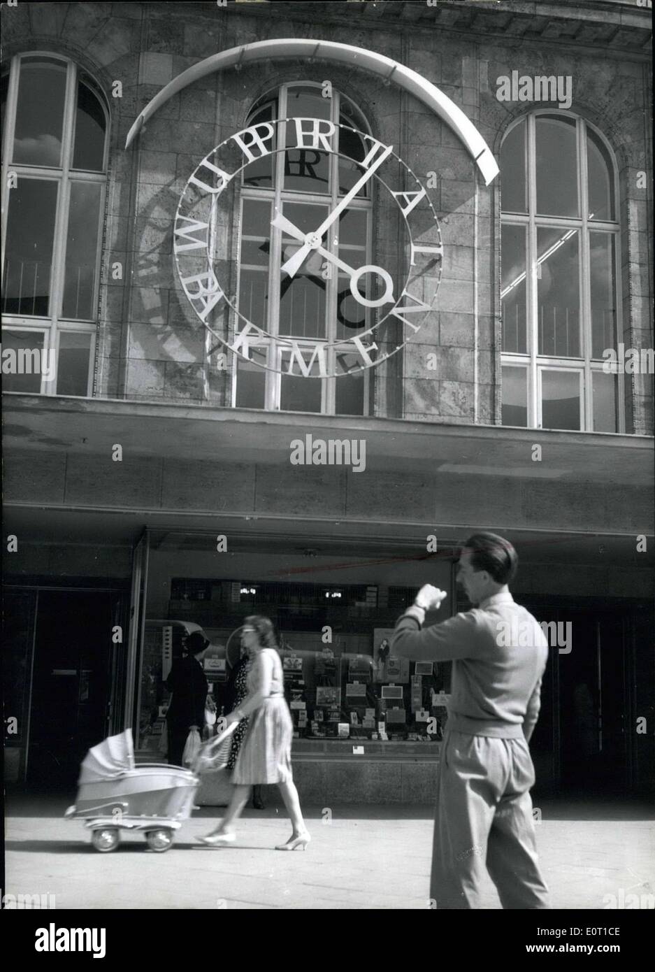 13. Juni 1960 - stattdessen hat Figuren diese Uhr auf der Station von Wuppertal Barmen Deutschland die Buchstaben des Namens ein Städte. So man, es sagen kann ist T Minuten vorbei an N (oder 04:00) Stockfoto