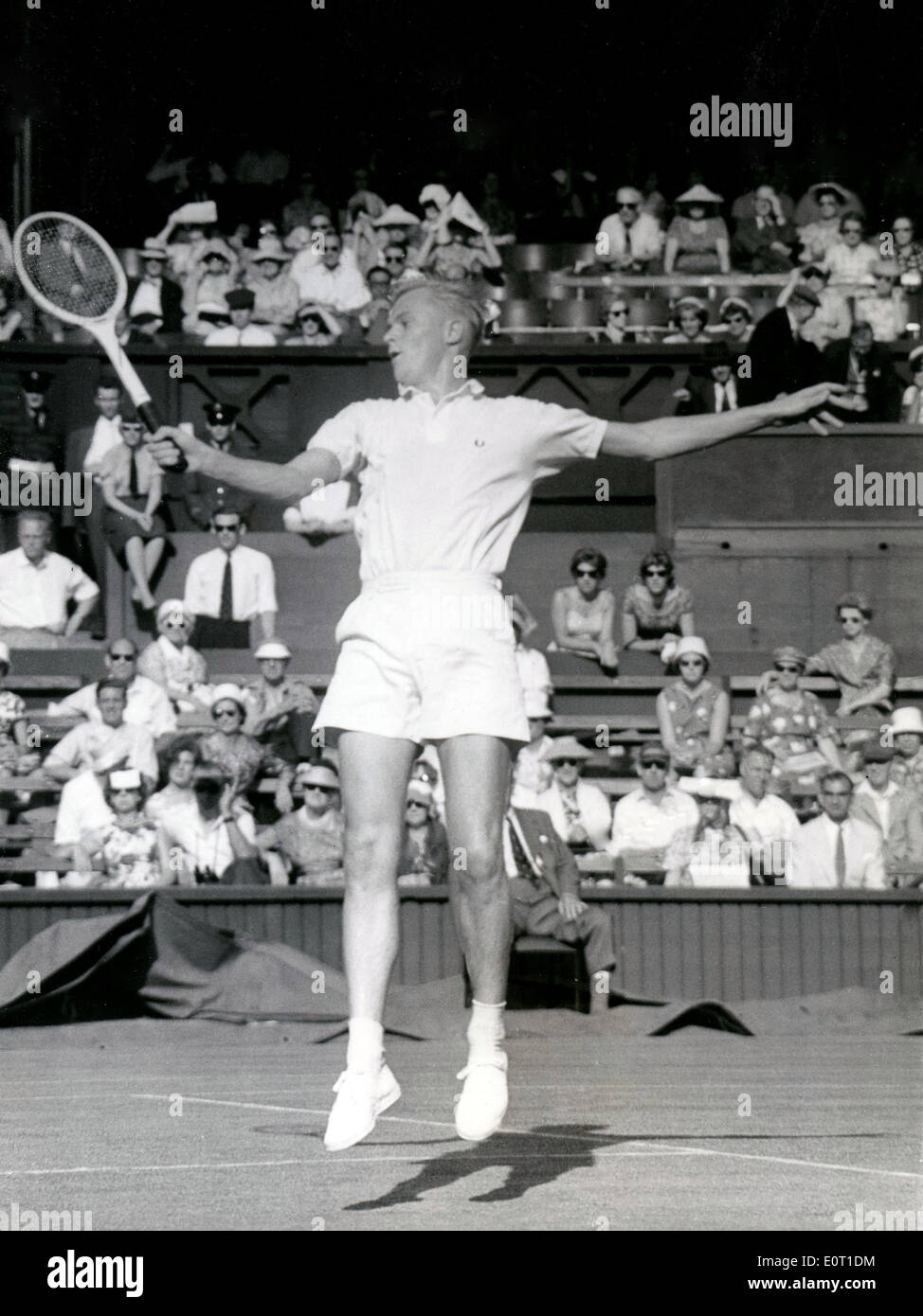 20. Juni 1960 - London, England, U.K - J. LUNDQUIST von Schweden im Spiel gegen R.N Howe von Australien während der Herren-Einzel-Match in Wimbledon. Stockfoto