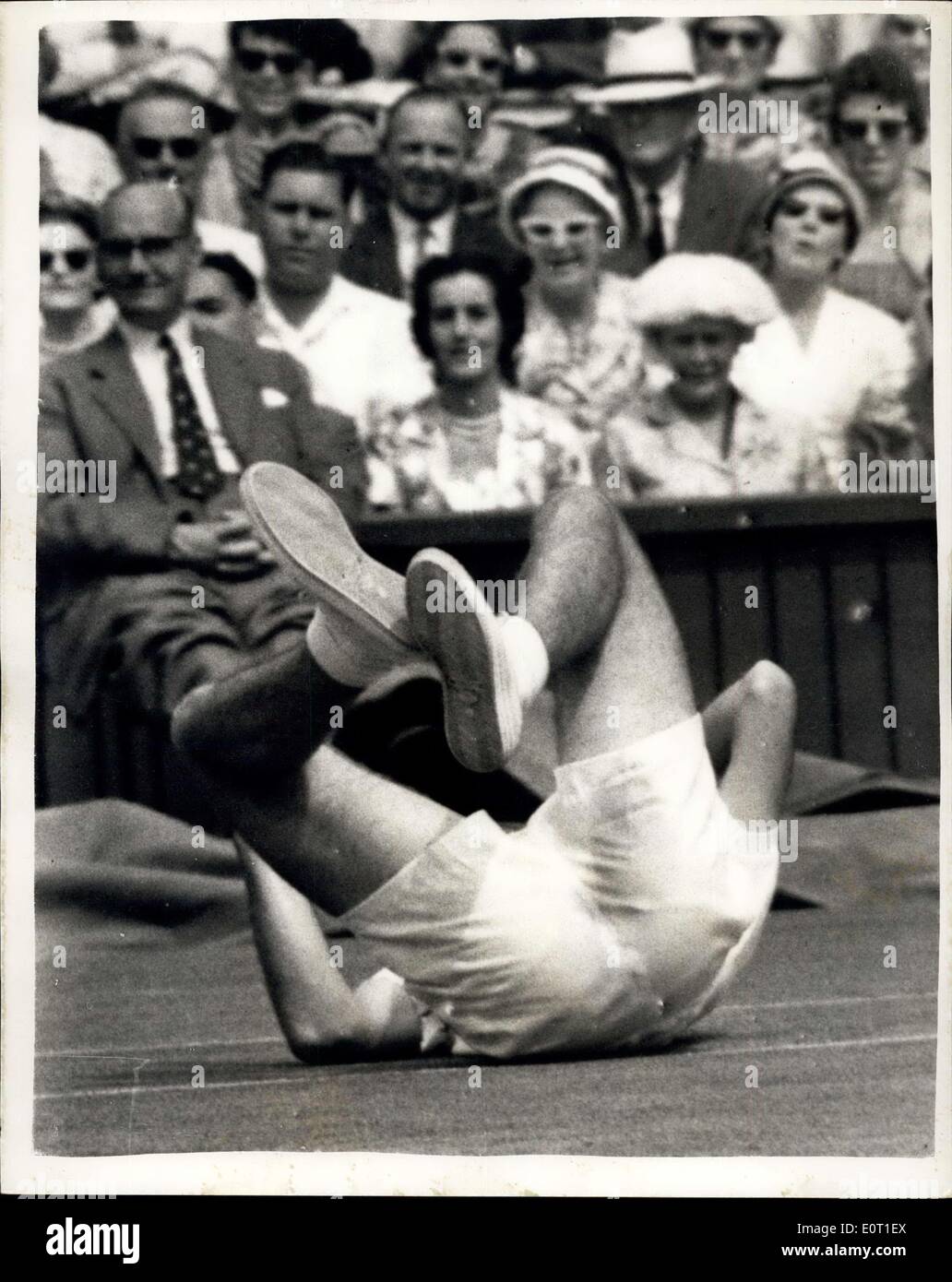 27. Juni 1960 - Wimbledon Championships fortgesetzt, sinkt Buchholz. Foto zeigt E. Buchholz (USA) auf dem Rücken, als er während seines Spiels mit N.A Fraser in den Männern fiel ' s Singles in Wimbledon heute Nachmittag. Stockfoto