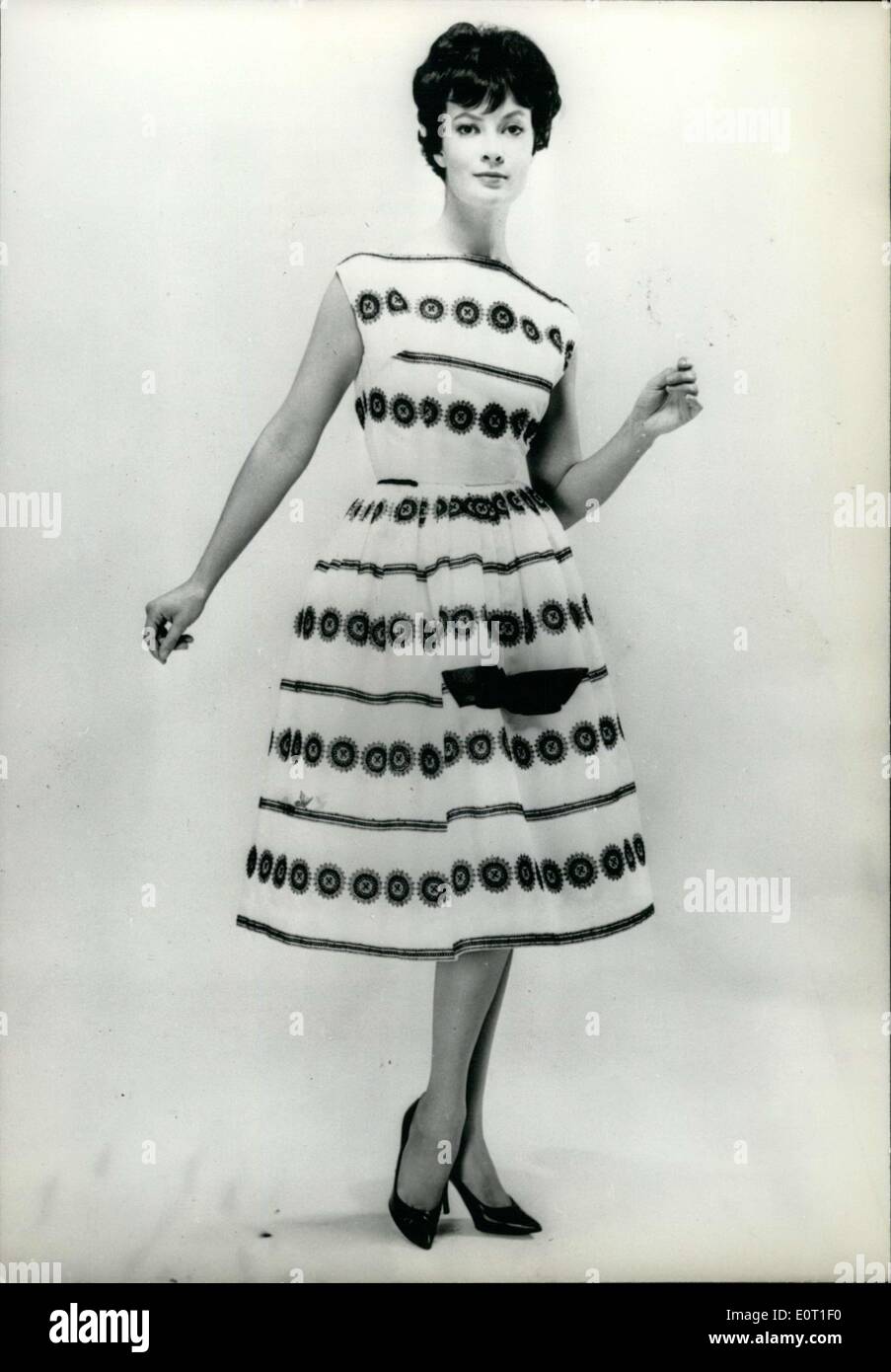 28. Juni 1960 - Robert Mulot Baumwollmusselin Kleid Stockfoto