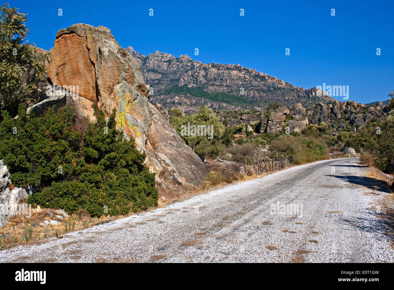 Fahrbahn durch ungewöhnliche Felsformationen am Berghang in der Nähe von Lake Bafa in Aydin Bezirk der Türkei Stockfoto