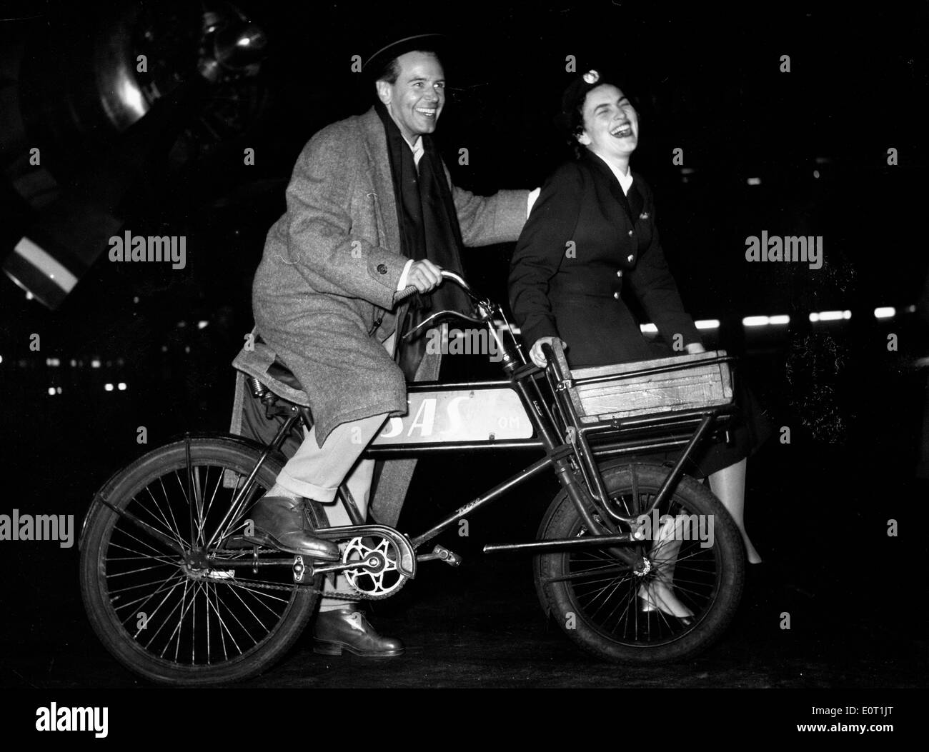 Schauspieler o.w und eine Frau mit dem Fahrrad fahren Stockfoto