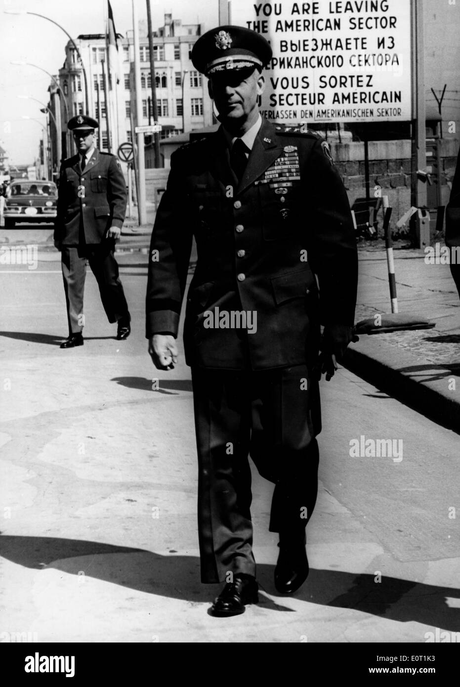 General Paul Freeman, Jr. geht auf der Straße Stockfoto