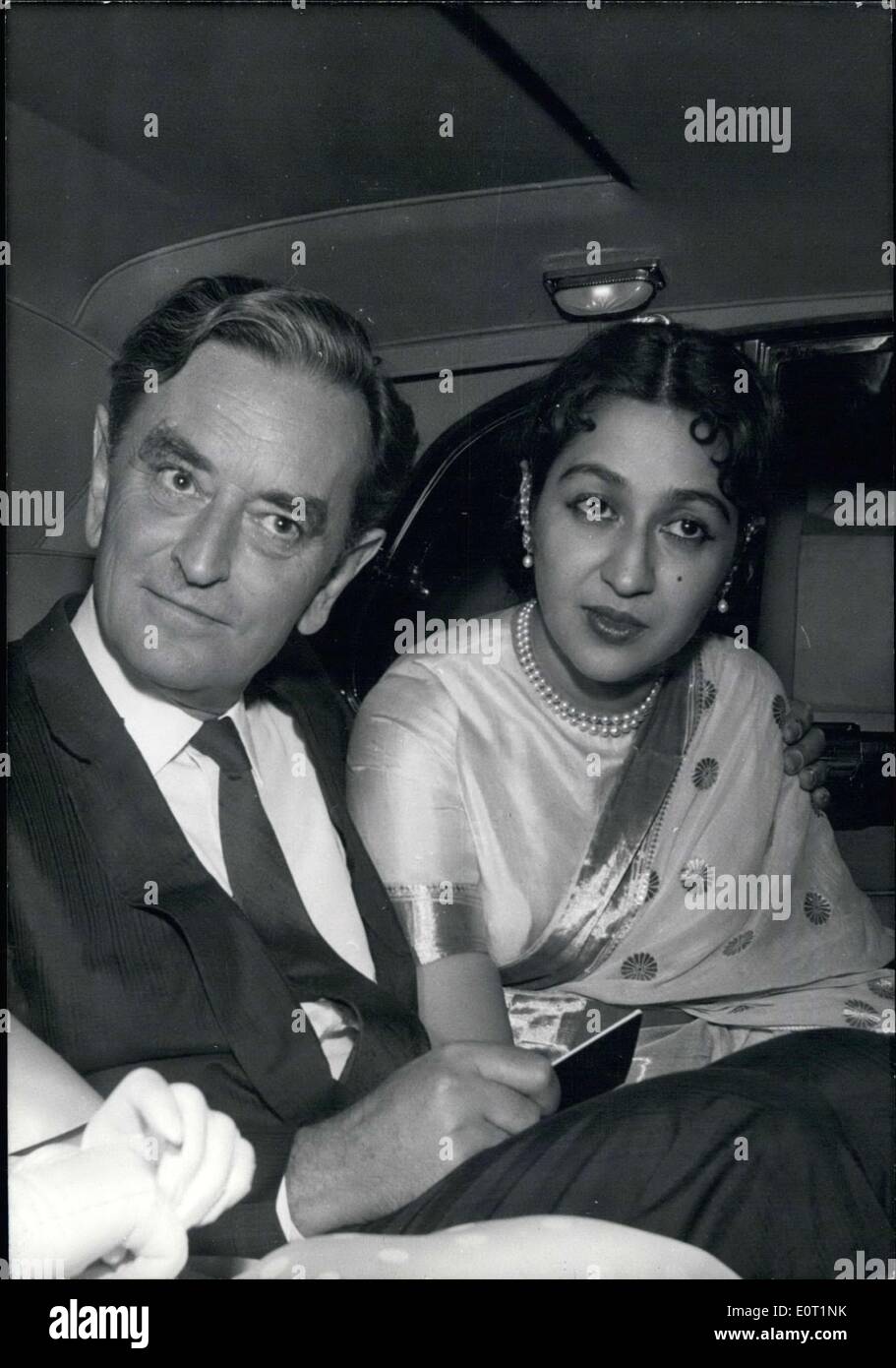 4. Juli 1960 - heiratete David Lean Miss Leila Devi heute Morgen in Paris. Sie ist eine hinreißende Hindu-Frau, die er während der Dreharbeiten zu dem Film '' Kwai Fluss '' kennengelernt. Schauspieler Marlon Brando, teilt der Hersteller Meinungen über den Charakter und die Schönheit der orientalischen Frauen, Zeuge die Zeremonie. Es ist 51 Jahre alten David Leans 4. Ehe. Seine Ex-Frau war die Schauspielerin Ann Todd. Das Paar sind abgebildet verlassen das Rathaus in einem Auto nach ihre standesamtliche Trauung. Stockfoto