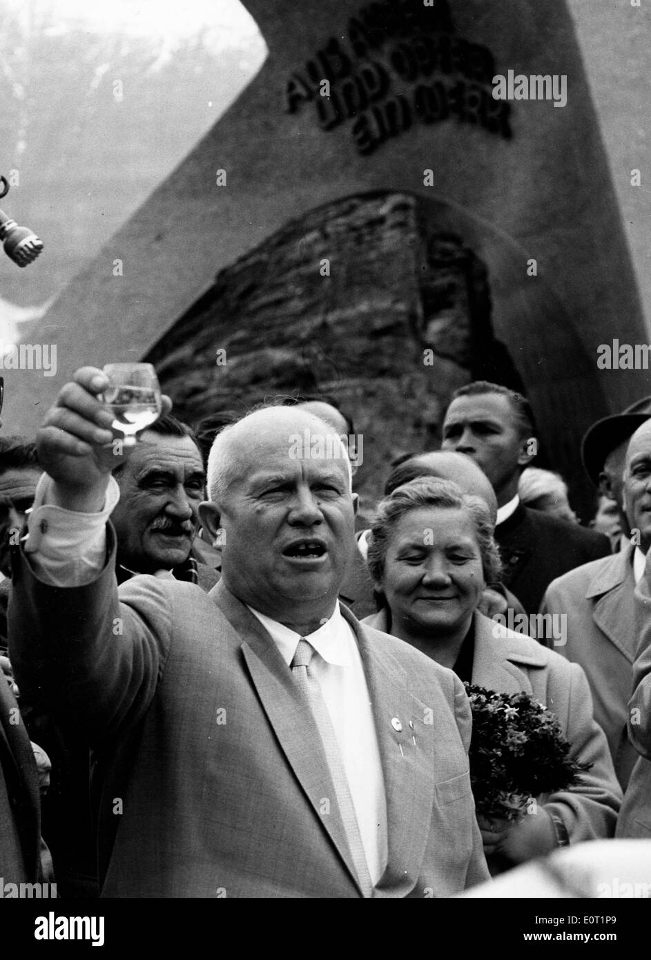 Ministerpräsident Nikita Khrushchev und Frau Nina an einem Denkmal Stockfoto