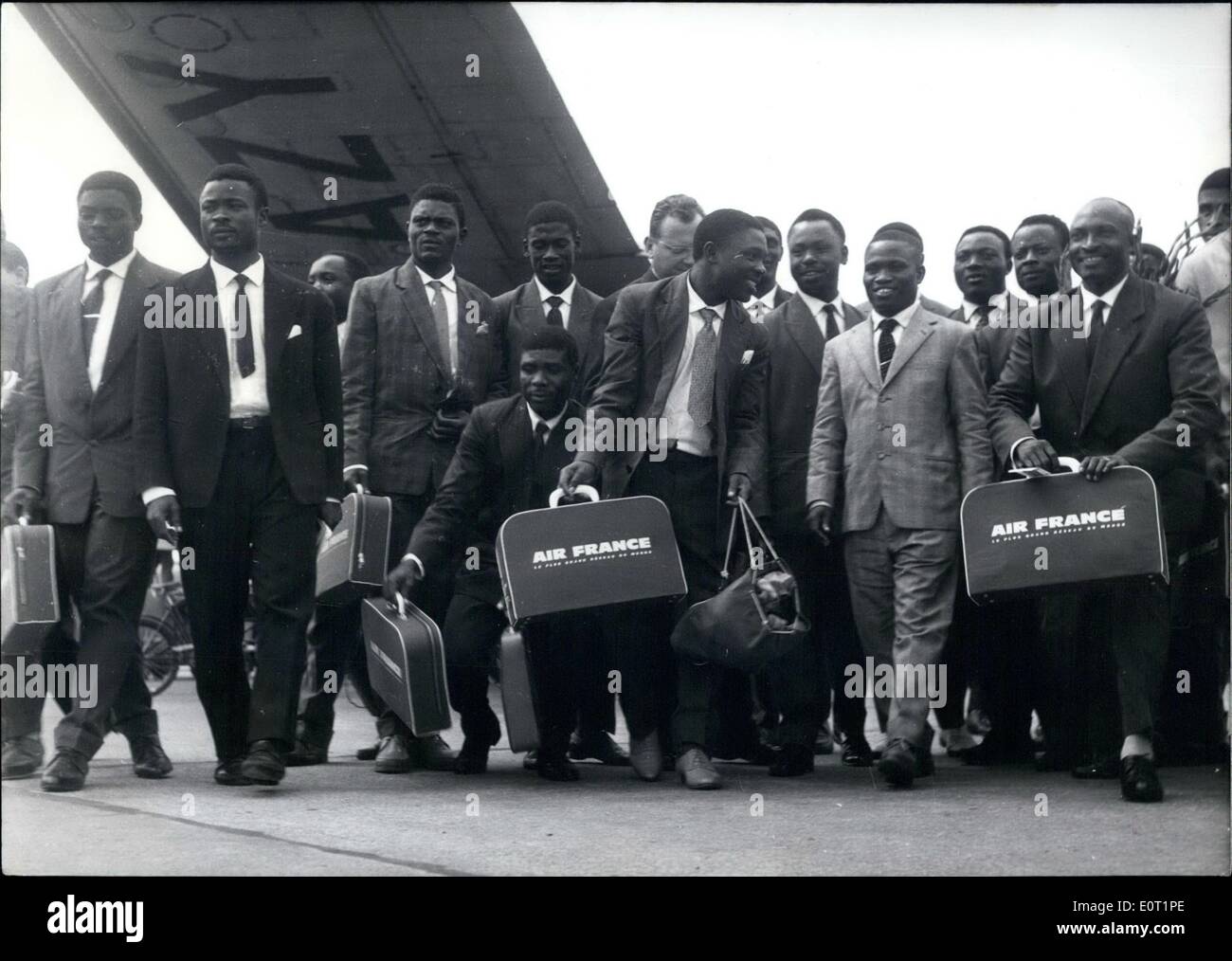 7. Juli 1960 - schwarz gegen weiß: im Gegensatz zu den politischen Auseinandersetzungen im Kongo die Fußball-Nationalmannschaft von Kamerun/Afrika gegen die Fußball-Club Köln am 3. August 1960 spielt. Foto zeigt am 26. Juli. Das Team von Kamerun kam am Düsseldorfer Flughafen. Stockfoto