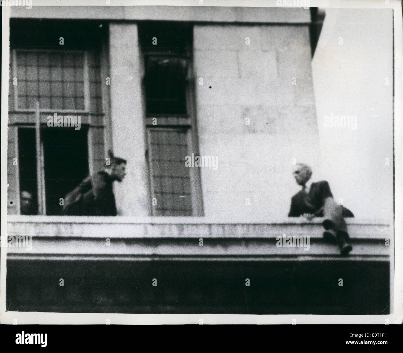 7. Juli 1960 - Mann hockt auf Felsvorsprung und hält sich Stadtverkehr '' ich ' LL Jump''-Drama In Birmingham.: vierzig sechs Jahre alten Reginald Gareett eine Sensation im Zentrum von Birmingham gestern - wenn er auf einem Felsvorsprung - 80 Füße hoch aus dem Boden - 101 Minuten saß und drohte zu springen... Verkehr unter - und eine Menge von 8.000 Menschen um das Drama zu sehen. Kurz vor 01:00 - Grarbett eine Birmingham Zeitung - rief an und sagte: '' ich werde mich aus der Spitze von Lewiss Shop chuck'' Stockfoto