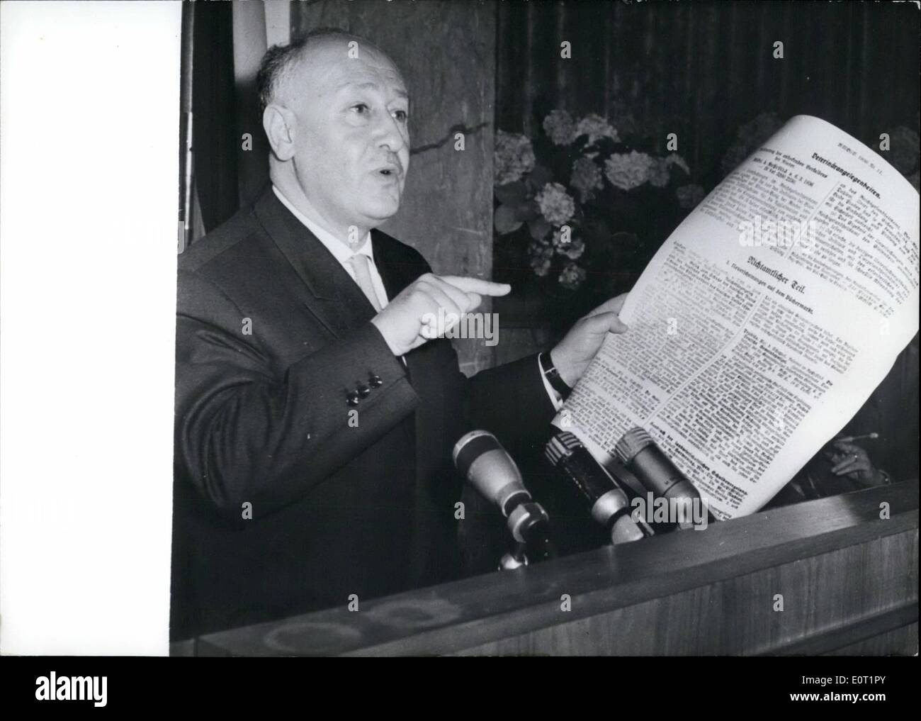 7. Juli 1960 - auf die "endgültige Liste ''.: stellte der Staatssekretär Dr. Hans Globke (Globke) durch die Sozialistische Einheitspartei Deutschland (SED). Professor Albert Norden (Alber Norden) der Ost-Berliner - unsere Bild-wer Mitglied der Parteihierarchie des zentralen Komitees der SED ist, zeigte einige Dokumente auf einer Pressekonferenz, die seine Hilfe für die Gesetze der Nürnberg sagen. Regierungsbeamte in Bonn machte deutlich, dass diese Anschuldigungen untersucht und mehrfach widerlegt wurden. Stockfoto