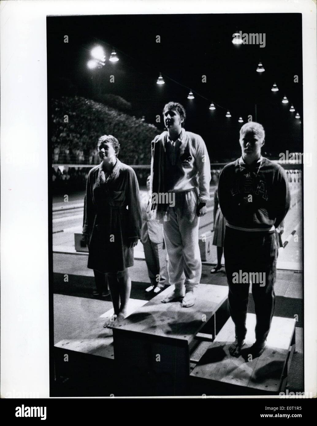 7. Juli 1960 - Olympische Spiele Rom 1960 100 Meter Freistil schwimmen Dawn Fraser (Mitte) Chris von Saltza (rechts) Steward (links) Stockfoto