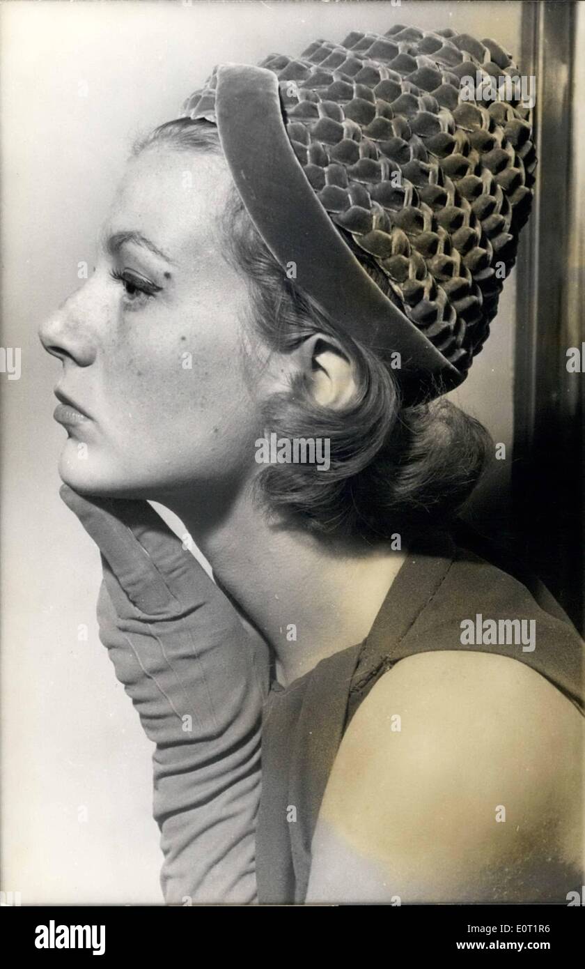 7. Juli 1960 - voll - altmodische Hüte für die neue Saison: Paris Modisten begann zu präsentieren ihre neuen Kollektionen für den Herbst Stockfoto