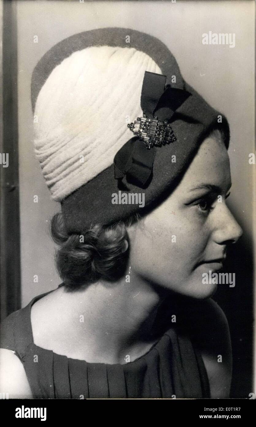 Jan. 07, 1960 - Fully fashioned Hüte für die neue Saison: Pariser Modistinnen begann ihre neuen Kollektionen für Herbst und Winter 1960-1961 zu präsentieren. Foto zeigt Turban in lila Trikot begleitet mit einem Jewel - Erstellung Jean Patou. Stockfoto