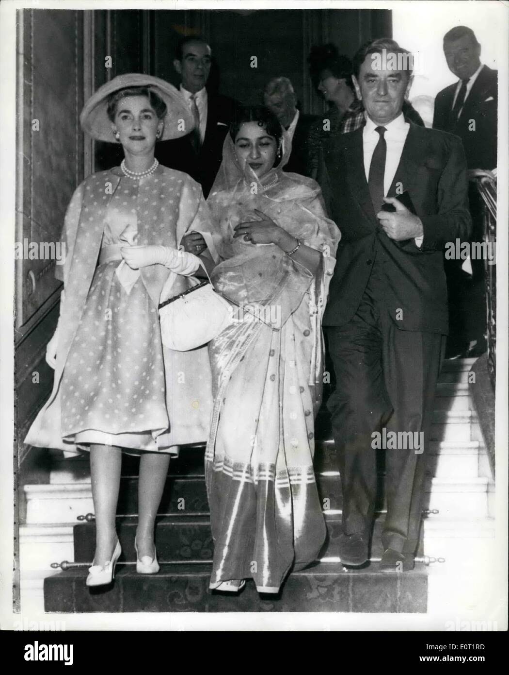 7. Juli 1960 - vermählten Regisseur David Lean In Paris. Barbara Hutton Attends Zeremonie: Die Hochzeit fand heute in Paris von Regisseur David Lean - die "Brücke am Kwai" gemacht - schöne indische Mädchen Leila Devi, die er traf, während der Herstellung des Films in Ceylon. Viele bekannte Personen besuchten die Hochzeit einschließlich Barbara Hutton - Marlon Brando und Jack Hawkins. Foto zeigt: David Lean und seine Braut Leila Devi und Barbara Hutton verlassen nach der Hochzeit in Paris heute. Stockfoto