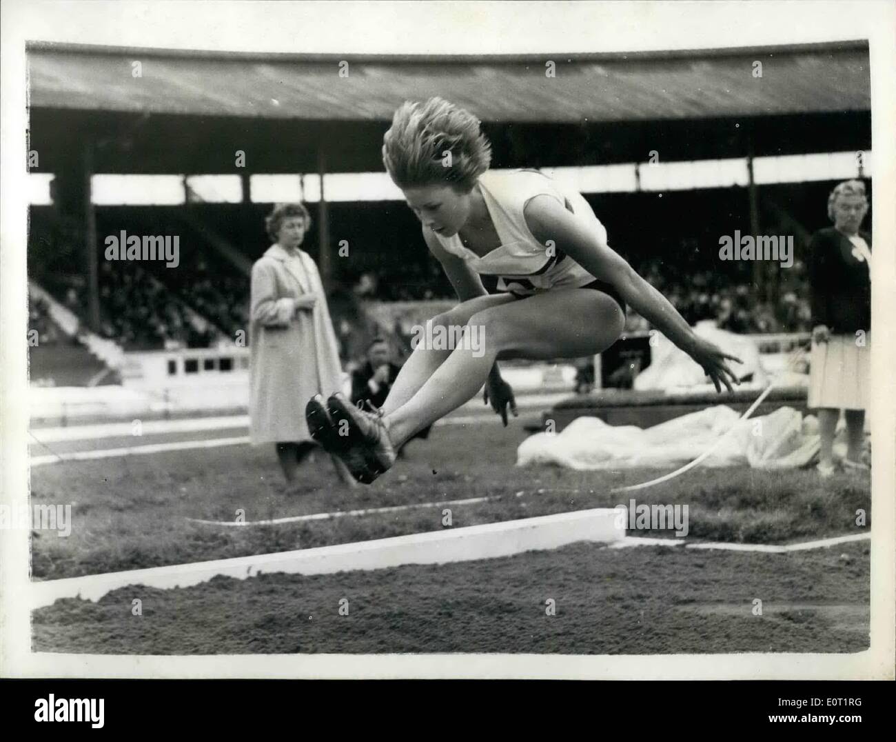 7. Juli 1960 - GREAT BRITAIN VERSUS Frankreich INTERNATIONAL Leichtathletik MEETING in der weißen Stadt Foto zeigt: MARY BIGNAL, hoffe das beste für die Britins erste olympische Goldmedaille in der Frau Leichtathletik, ssn in Aktion während der Weitsprung heute. Sie am besten des Match-Rekord von 19-Fuß 5-Linie. von mehr als zehn Zoll. Stockfoto