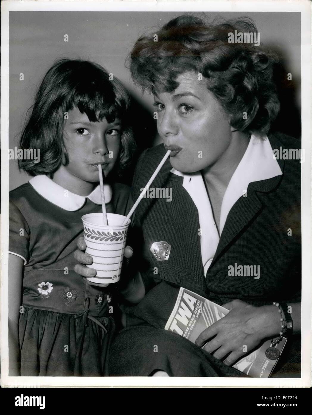 7. Juli 1960 - teilt Academy Award Gewinner Shelley Winters einen Strohhalm mit Tochter Vittoria, 7, wie sie versuchen, die New York zu schlagen Stockfoto