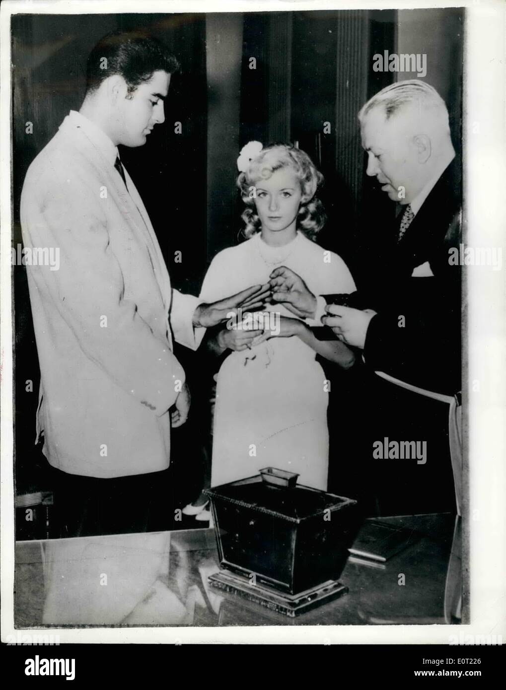 7. Juli 1960 - Millionärs Stieftochter vermählten G.I. Sgt: achtzehnjährige Nanette Wallace Stieftochter des amerikanischen Millionär Cornelius Vanderbilt und zwanzig Jahre alt Sergeant Wiley Lockamy gesehen, wenn sie in der Stadt Luxemburg verheiratet waren. Die Hochzeit wurde von Nanettes Mutter - Frau Patricia Wallace Vanderbilt - Ex-Frau von Cornelius Vanderbilt besucht. Stockfoto