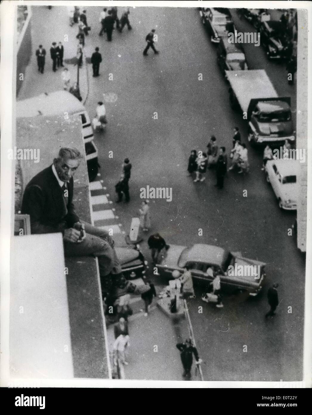 7. Juli 1960 - Mann hockt ON LEDGE und hält sich Stadtverkehr '' springe ich '' - DRAMA IN BIRMINGHAM: vierzig sechs Jahre alten Reginald Garbett eine Sensation im Zentrum von Birmingham gestern - wenn er auf einem Felsvorsprung - 80 Füße hoch aus dem Boden - 101 Minuten saß und drohte zu springen... Verkehr nicht mehr unten - um das Drama zu sehen. Kurz vor 01:00 - Garbett eine Birmingham Zeitung - rief an und sagte: '' ich werde mich aus der Spitze von Lewiss Shop chuck''... Er wurde schließlich auswanderten, zurück in die Sicherheit des Gebäudes zu gehen. Er wurde ins Krankenhaus zur Beobachtung gebracht Stockfoto