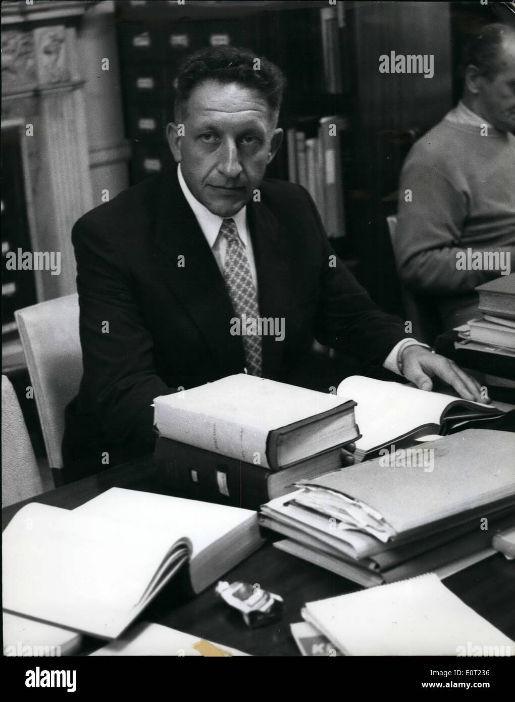 7. Juli 1960 - Commander Selinger - Leiter des Teams, die Beweise für die Erfassung von Ex-Jude Hetzer Adolf Eichmann gesammelt: Adolph Eichmann der Ex-Nazi-Juden-Hetzer ist vorbei seiner Zeit in einem Gefängnis in Israel seine Memoiren - seine Geschichte von der Ermordung von 6 Millionen Juden. Commander Selinger. Polnische geborene Ex-Schüler von der London School of Eichmann Sinus seiner Verhaftung in Argentinien - ist in London sammeln Daten für die bevorstehenden Prozess gegen Eichmann. Commander Selinger ist der Chef des Bureau Six - die Organisation, die in Israel, Beweise gegen Eichmann zu sammeln Stockfoto