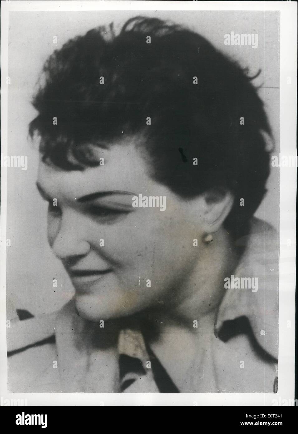 7. Juli 1960 - entkommt Gefangener Holloway; Ein Gefangener entging am helllichten Tag gestern durch eine Kletterwand mit einer Strickleiter- und der Gefangene war eine Frau. Letzte Nacht Polizei ganz über dem Land waren auf der Suche nach 32-jährige Frau Zoe Progl, die nur einen Monat von zweieinhalb Jahre Haft für Einbruch gedient hatte. Ihre Flucht aus Holloway erstmals in Erinnerung aus einem Frauengefängnis wurde eine zweite zeitlich. Sie wurde von zwei Männern und einer Frau in einem Auto geholfen. Stockfoto