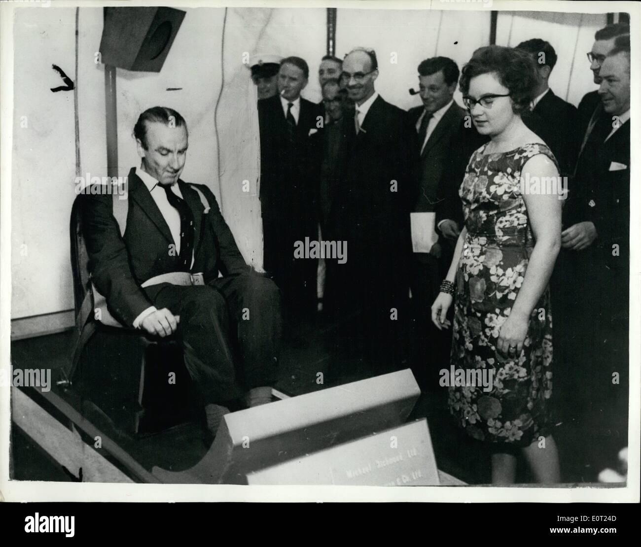 7. Juli 1960 - Mr Maples billigt der Auto Sicherheitsgurte: Herr Ernest Marples, Minister für Verkehr, gestern ging entlang zu Stockfoto