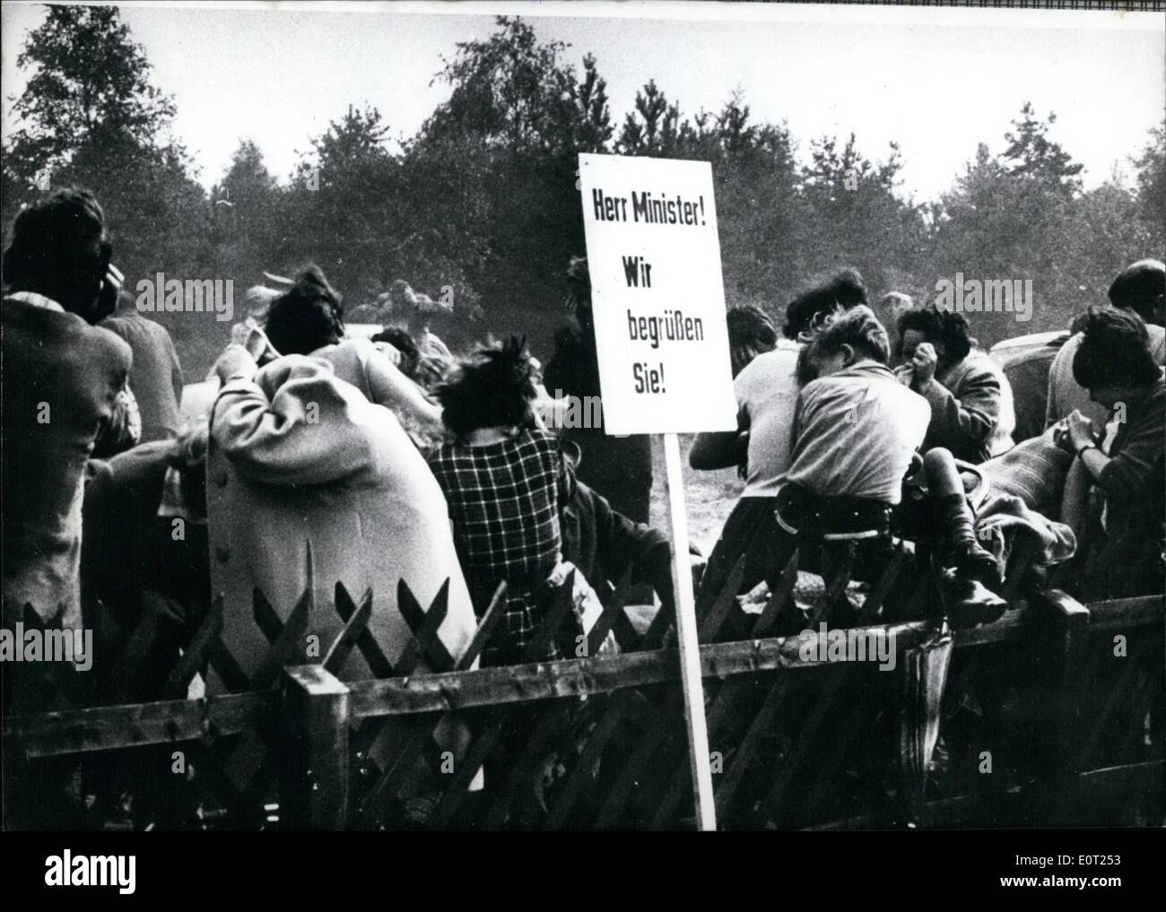 7. Juli 1960 - eine besondere Begrüßung: die Menschen, die Cam, Minister der Verteidigung, Franz Josef Strauss STRAUSS in Stuc begrüßen zu dürfen Stockfoto