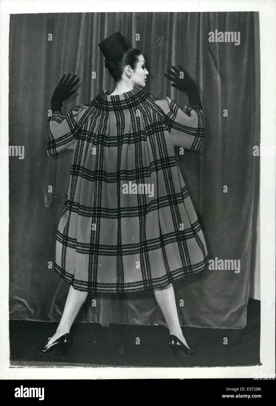 7. Juli 1960 - erste jemals australischen Haute Couture Kollektion gezeigt in London: die erste jemals Show in London von Australiens führenden Couturier, Ludlow Hall, fand heute im May Fair Hotel. Foto zeigt, dass Melbourne Model, Helen Homewood, trägt einen Mantel aus Pilz Wolle, mit dramatischen schwarzen Overchecks. Schneiden Sie sehr voll und Plissee auf dem Joch mit tiefen weiten Ärmeln. Stockfoto