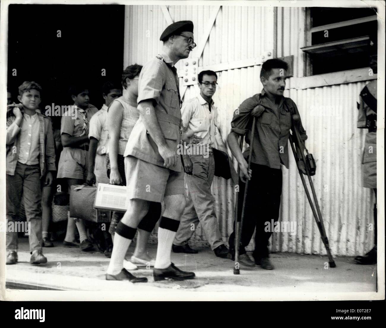 19. Juli 1960 - Flüchtlinge aus Kongo kommen in Dar Es Salaam - Hoto zeigt:-A verkrüppelt belgische Arbeiter, geht auf Crutche Stockfoto