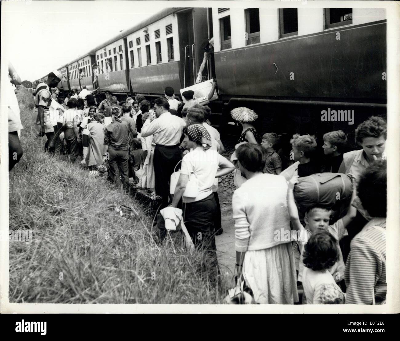 19. Juli 1960 - Schutzhütten aus Kongo Ankunft in Port Kingoma - kam die erste Charge von 464 belgischen Refugeen aus dem Kongo in Port Kigoma am Tanganjikasee. Haupteinkaufstrasse Zug wurde zur Verfügung der Flüchtlinge gelegt, die zusammen die meisten Belgier, aber auch Griechen, Italiener und Britisners eingeschlossen. Der Zug angehalten auf ein Abstellgleis Adjecent Ukonga Lager 10 Meilen von Dares Salaam wo die Hütten untergebracht, wurden. Foto zeigt:-der erste der Flüchtlinge aus dem Kongo gesehen verlassen des Zuges am Hafen Kingoma. Stockfoto