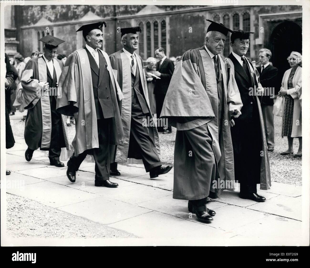21. Juli 1960 - 21.07.60-Grad-Tag für Wissenschaftler an der Universität Oxford. Zur Erinnerung an die Dreihundertjahrfeier der Royal Society verliehen der University of Oxford heute ehrenamtlich Promotion of Science auf bestimmte Teilnehmer an der Feier. Foto zeigt: Wandern in einer Prozession an der Oxford University sind die fünf Wissenschaftler, die heute Ehrendoktorwürden erhielt. Sie sind (R, L) Dr. Alfred Newton Richards, University of Pennsylvania, Vereinigte Staaten von Amerika (nächste Kamera), Professor Nikolai Nikolaevich Semenov, Mitglied des Präsidiums der Akademie der Wissenschaften der UdSSR Stockfoto