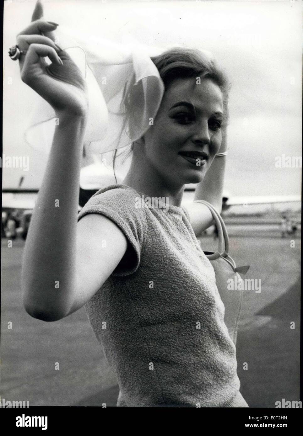 29. Juli 1960 - Berlin Bardame fliegt, um Datum mit Sinatra zu halten: A Berlin Bardame, die letzten Monat brach ein Datum in Deutschland mit Sänger Frank Sinatra, verließ London Flughafen gestern fliegen nach Atlantic City, das Datum, nachdem er hatte rief sie von dort aus und lud sie ein, sich ihm anzuschließen, in den Staaten zu halten. 24 Jahre alten Eva Marie Ohm sagte gestern: "ich diente in der Ciro Bar in Berlin, als Frankie, William Holden und andere Filmleute hereinkam. Aber nach zehn Minuten bemerkte ich niemand aber Frankie''. Er bat mich, ihm nächsten Tag treffen. Ich lächelte und sagte "O.K." aber natürlich, ich bin nicht gegangen Stockfoto