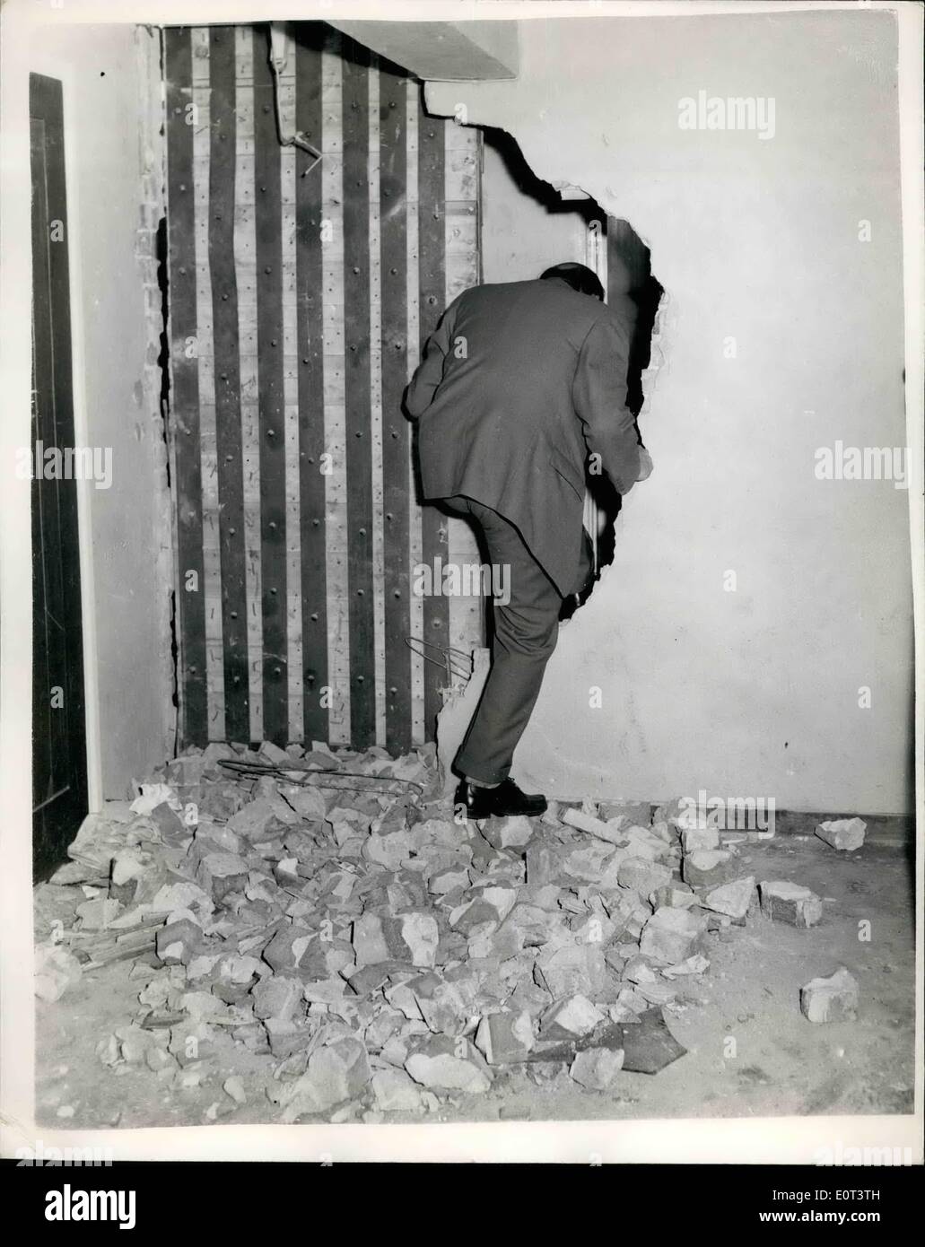 Sept. 09, 1960 - Rebellen vertrieben von St. Pancras Wohnungen mieten: mieten Rebellen Arthur Rowe oder Silverdale House und Dock Koch von Kennsington House, St. Pancras - Vormittag vertrieben wurden. Sie hatte sich in einen Monat lang in dem Bemühen, den Gerichtsvollzieher zu vermeiden verbarrikadiert. Steinen Eiern Flaschen etc. wurden von den Anhängern der Rebellen verwendet. Das Foto zeigt das Loch durch die Wand der Gerichtsvollzieher auf der flachen Arthur Rowe Silverdale House heute zugreifen. Stockfoto