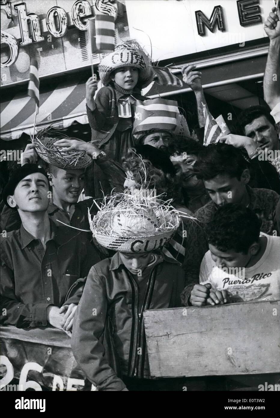 09. Sep. 1960 - die Freunde Fidel Castros jubeln dem kubanischen Premierminister zu, wenn er auf den Straßen von New York auftaucht. Hier warten sie vor seinem Hotel im New Yorker Ethno-Distrikt Harlem auf ihn. Stockfoto