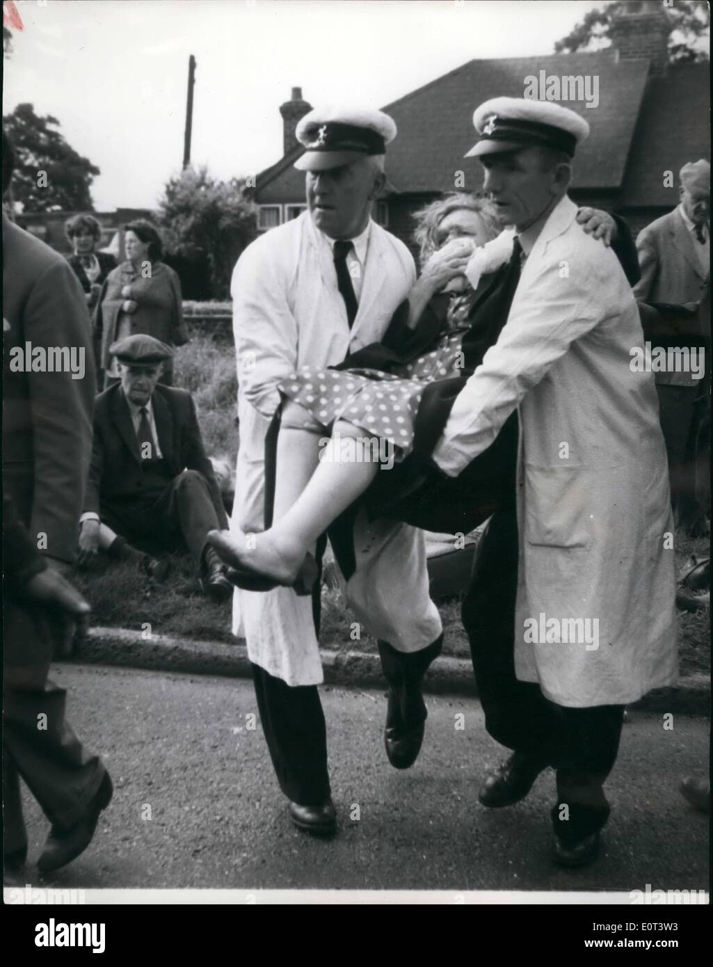Sept. 09, 1960 - 46 Menschen verletzt in Bus und LKW-Absturz in der Nähe von Kent. sechsundvierzig Menschen, darunter Senioren und Babes in Armen, die nach eine Londoner Abkommen in einen Kopf auf Kollision mit einem Backstein-Lkw unterwegs Magd-Stein bei Huxley Mais, in der Nähe von Sicoup, Kent wurde heute ins Krankenhaus gebracht. Ressourcen-Estruggled in der Masse der Trümmer, die Ambulanz für Passagiere und Fahrer zu befreien wurden stürzte auf der Acene während der verletzten lag am Straßenrand. Foto zeigt, dass ein Rentner, der bei dem Absturz verletzt wurde von Krankenwagen Männer zum wartenden Krankenwagen für ihre Entfernung zum Krankenhaus getragen wird. Stockfoto