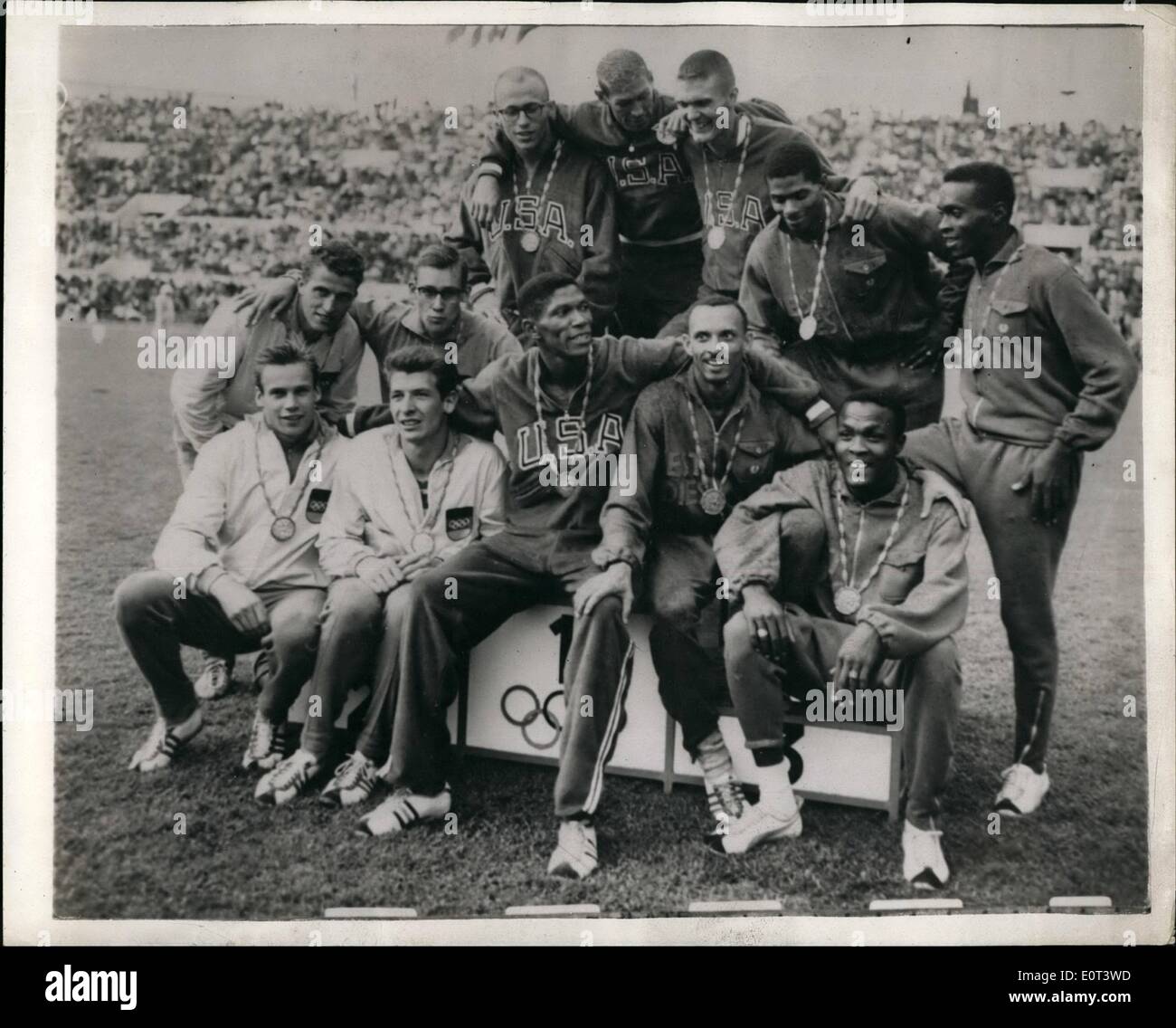 Sept. 09, 1960 - Olympische Spiele In Rom. 4 x 400 Meter Staffel Gewinner erhalten ihre Medaillen: die Gewinner der 4 x 100 Meter Staffel Finale, im Bild mit ihren Medaillen nach dem Rennen in Rom gestern. Im Zentrum ist das amerikanische Siegerteam von J. Yerman, E. Young, G. Davis und O. Davis; Auf der linken Seite ist die deutsche Mannschaft, die zweite, bestehend aus M. Kinder, H. Reske, J. Kaiser und C. Kaufmann, und rechts Brit. West Indies team, wer Dritter, bestehend aus G. Kerr. J. Wedderburn, K. Gardner und M. Spence. Stockfoto