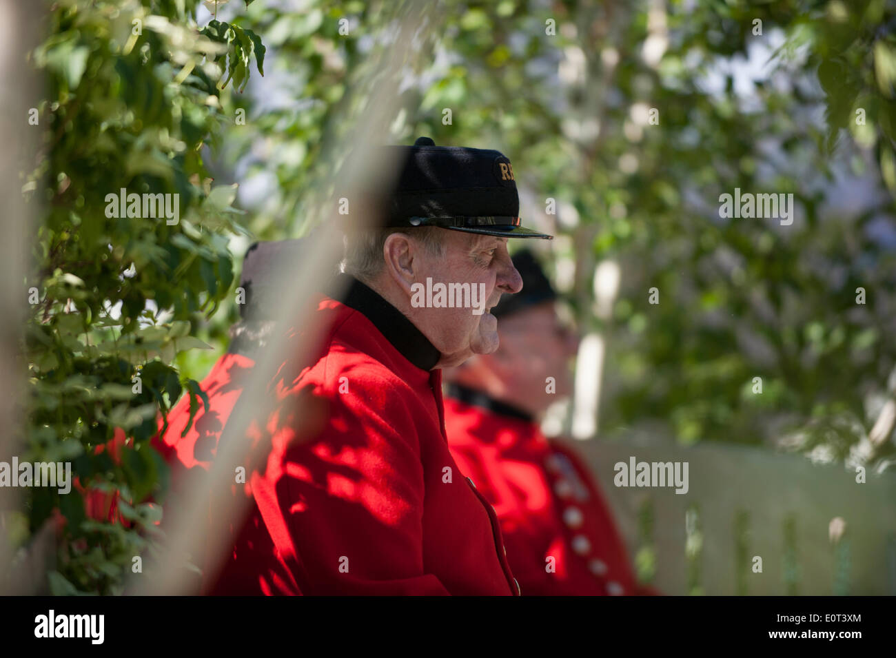 London, UK, 19. Mai 2014. London, UK. 19. Mai 2014. Chelsea Rentner entspannen im Schatten auf der speziell entwickelten Bank in der Londoner Square Garden bei der RHS Chelsea Flower Show gesponsert von M & G. Strong und warmen Sonnenschein von morgens bis abends auf Presse Tag Kredit: Malcolm Park Leitartikel/Alamy Live-Nachrichten Stockfoto