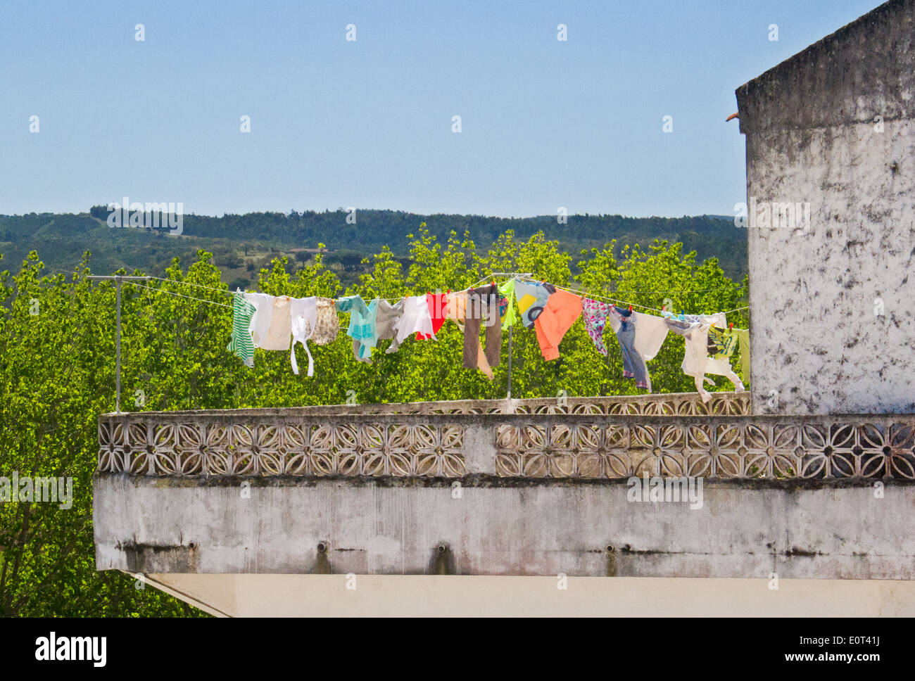 Wäscheleine mit Wäsche auf dem Balkon Stockfoto