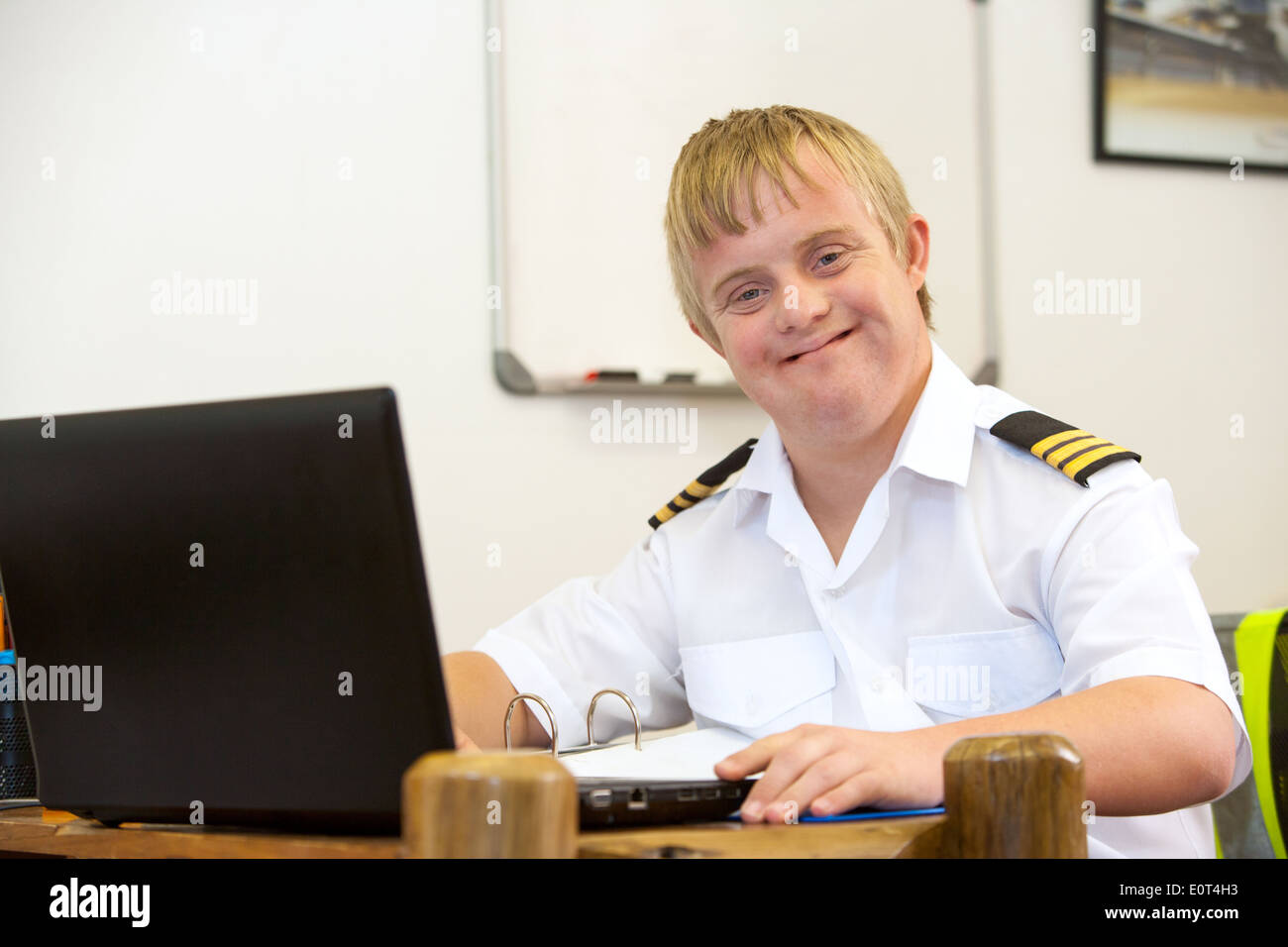 Porträt des Jungen Behinderten pilot arbeiten am Schreibtisch. Stockfoto