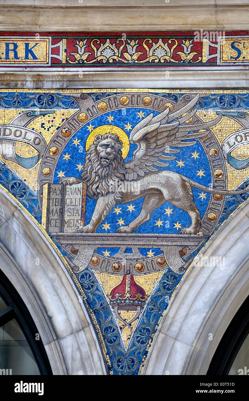 London, England, Vereinigtes Königreich. Brüstungselemente Mosaiken an der Außenfassade des 235 Regent Street. Löwe von San Marco Stockfoto