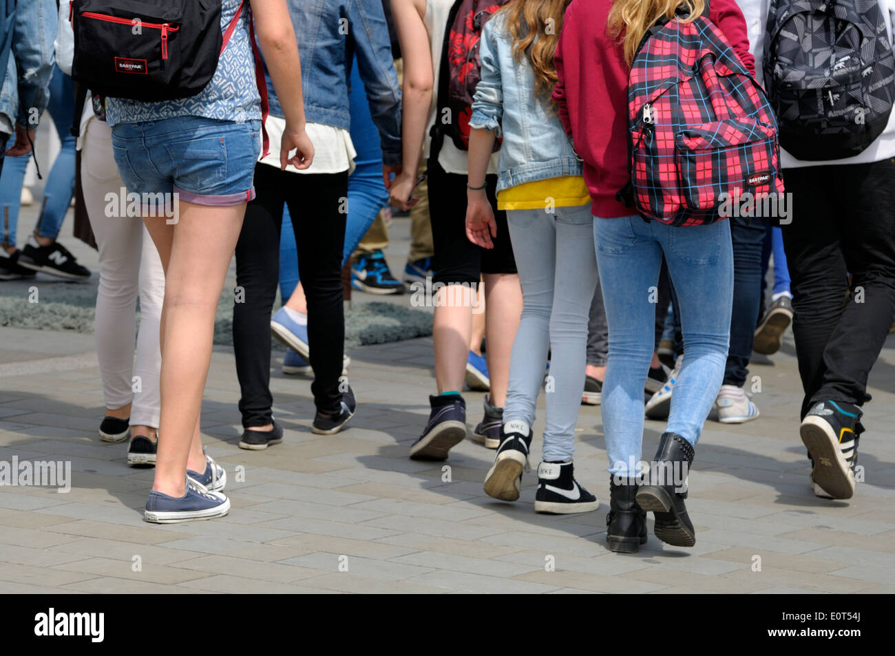 London, England, Vereinigtes Königreich. Beine des jungen Menschen zu Fuß auf dem Trafalgar Square Stockfoto
