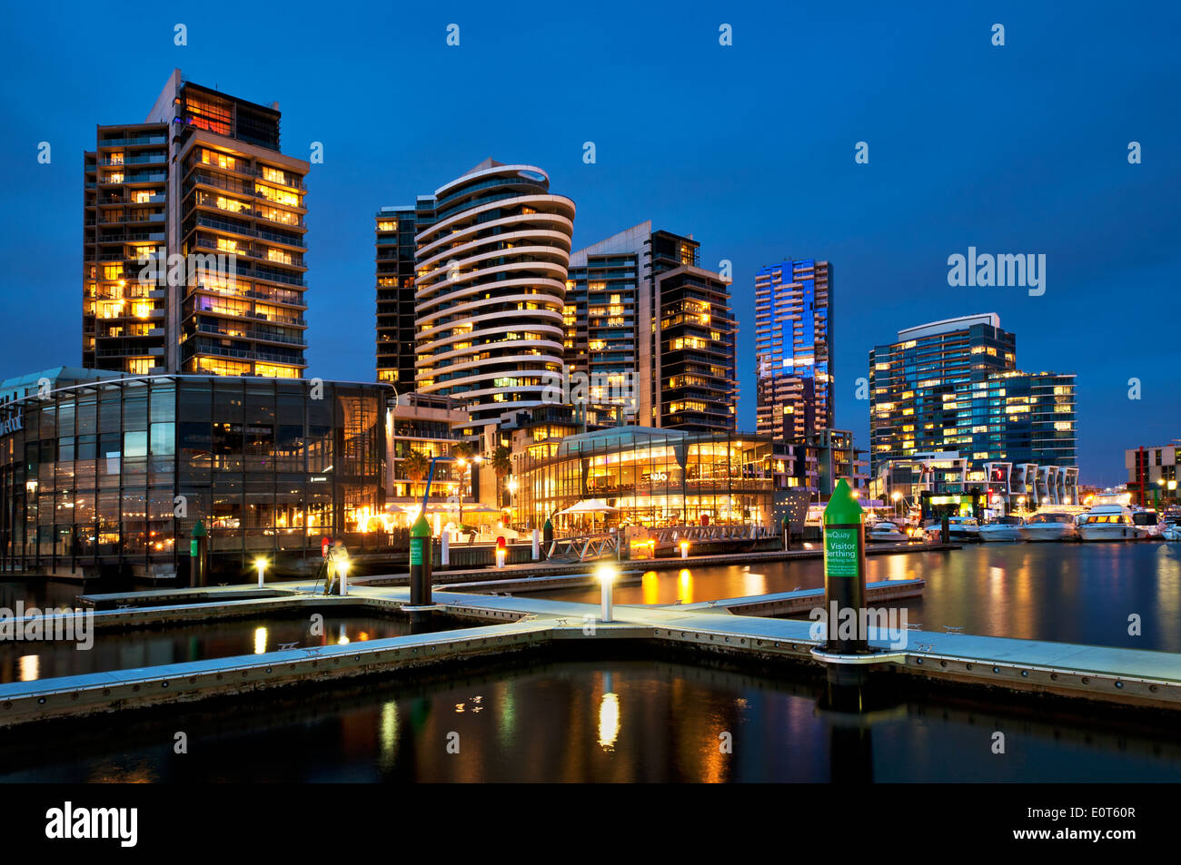 Melbourne Docklands in der Nacht. Stockfoto