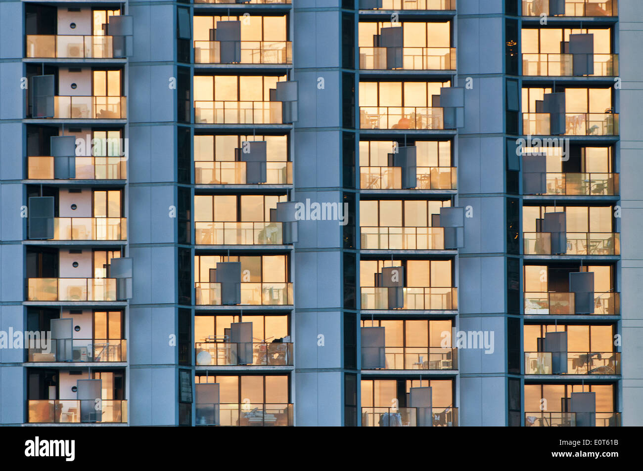 Am Abend Lichtreflexe in Fenstern eines Hochhauses in Melbourne. Stockfoto