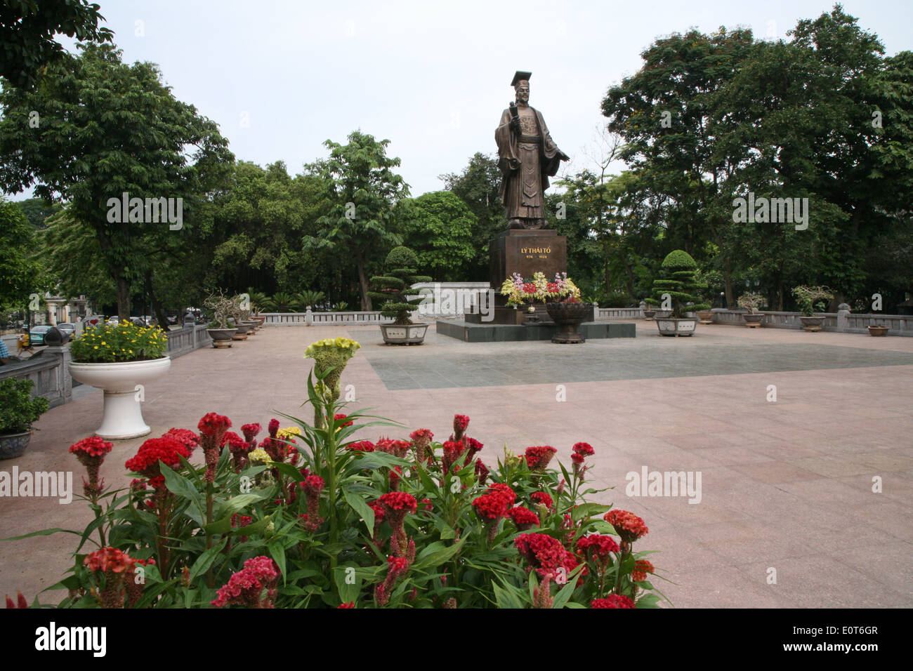 Statue von Kaiser Ly Thai To, der Gründer von Hanoi, im Zentrum der Stadt. Stockfoto