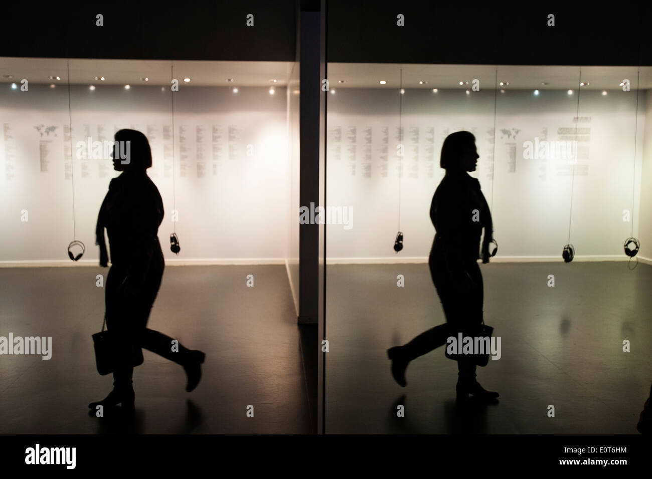 Frau zu Fuß im Football Club Barcelona museum Stockfoto