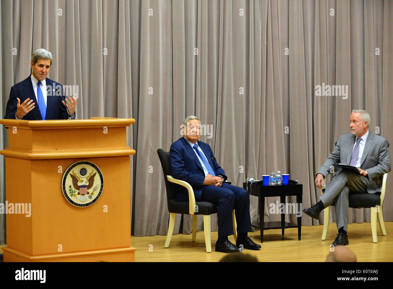 Secretary Kerry führt George Soros in das Open Forum Stockfoto