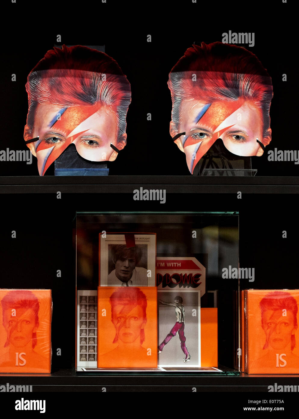 Berlin, Deutschland. 18. Mai 2014. Zwei Halbmasken mit dem Porträt des Künstlers David Bowie sind Ondisplay "David Bowie" Ausstellung im Martin-Gropius-Bau während einer Vorschau in Berlin, Deutschland, 18. Mai 2014. Die Show läuft vom 20. Mai bis 10. August 2014. Foto: SOEREN STACHE/DPA (A) "/ Dpa/Alamy Live News Stockfoto