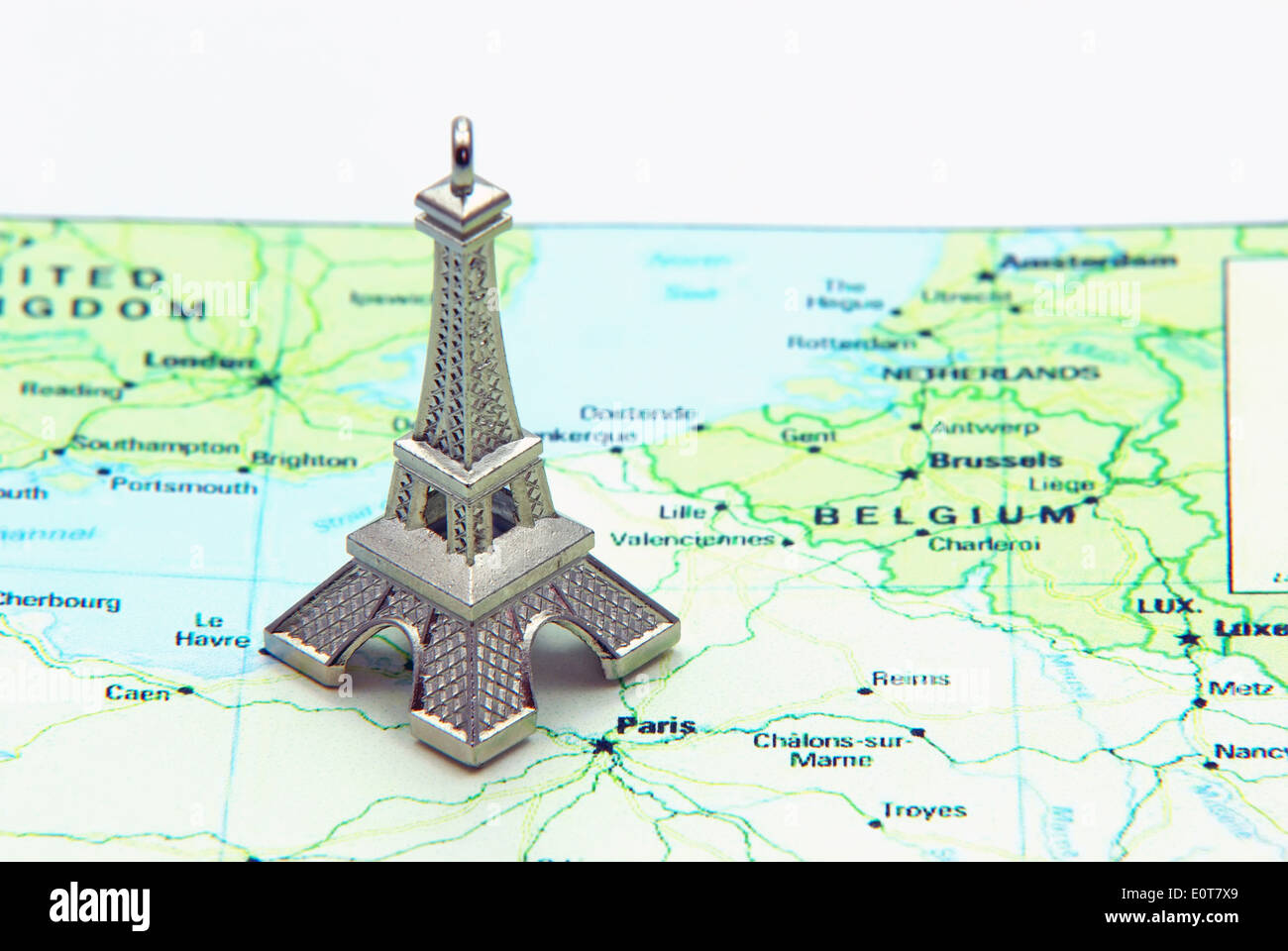 Statue des Eiffelturms auf einer Karte von Frankreich Stockfoto