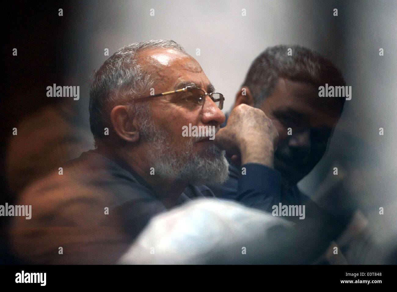 Kairo, Ägypten. 19. Mai 2014. Mohamed Badie, Führer der Muslim-Bruderschaft, ist in einem Käfig der Beklagten auf ein Gericht während der Verhandlung über seine Jailbreak in Kairo, die Hauptstadt von Ägypten, am 19. Mai 2014 gesehen. Der Prozess am Montag über den Jailbreak des gestürzten ehemaligen Präsidenten Mohamed Morsi mit anderen 130 Mitgliedern der Muslimbruderschaft, einschließlich ihres Führers Mohamed Badie war bis zum 7. Juni vertagt. Bildnachweis: Ahmed Omar/Xinhua/Alamy Live-Nachrichten Stockfoto