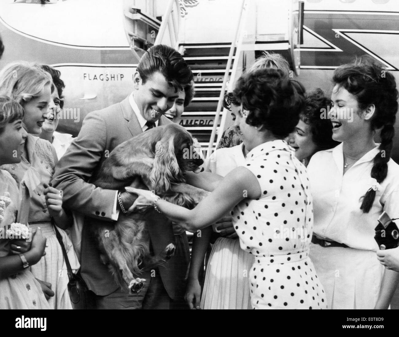 Fabian mit seinem Hund, Sam, begrüßt von den Fans am Flughafen in New York City, USA, 1959 Stockfoto