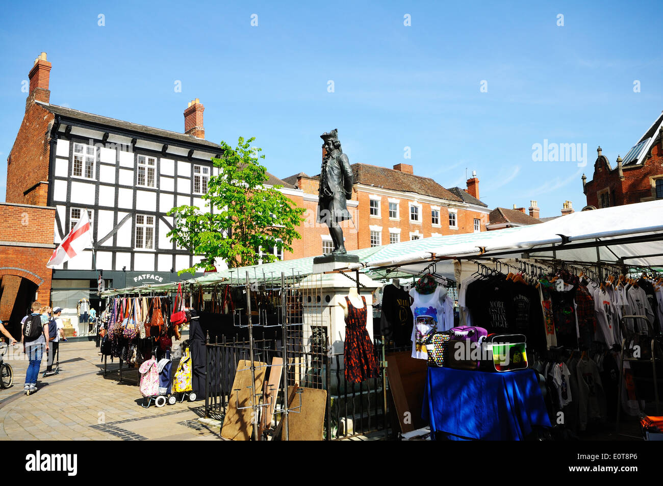 Marktplatz mit Statue von Boswell, Lichfield, Staffordshire, England, Vereinigtes Königreich, West-Europa. Stockfoto