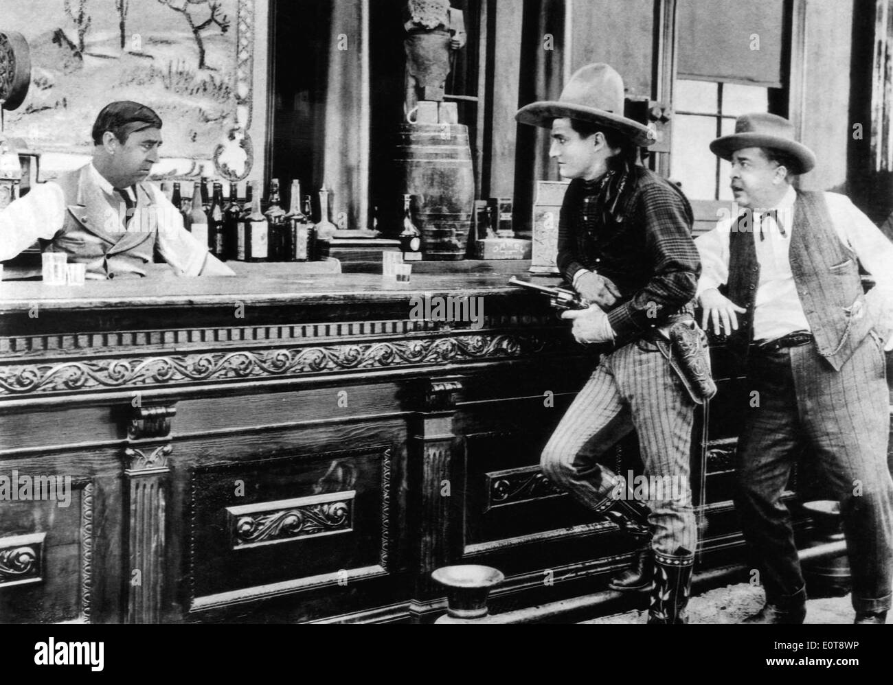 Tom Mix (Mitte), am Set des Stummfilms "Prairie Trails", 1920 Stockfoto