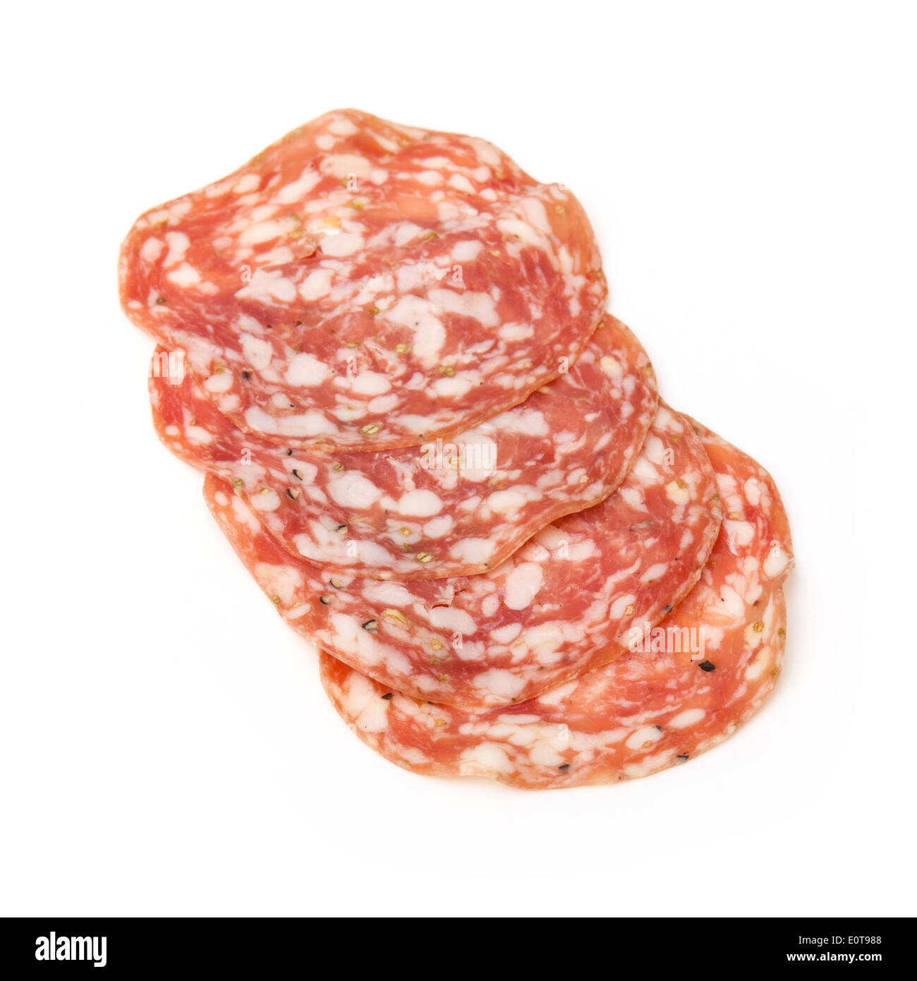 Salame Finocchiona-Schwein-Salami mit Fenchelsamen isoliert auf einem weißen Studio-Hintergrund. Stockfoto